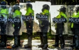Des policiers font face aux manifestants le 9 septembre 2020 à Bogota, secouée par des émeutes après la mort d'un homme victime de bavure policière