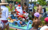 Le Port : le père Noël fait une escale à la piscine