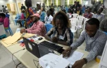 Décompte des bulletins de vote à l'issue du 2e tour de la présidentielle, le 27 décembre 2017 à Monrovia, au Liberia