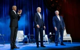 Le président américain Joe Biden entouré de ses prédécesseurs démocrates Barack Obama et Bill Clinton, le 28 mars 2024 à New York pour une soirée de levée de fonds