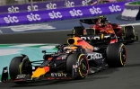 Le pilote Max Verstappen (Red Bull) devant la Ferrari de Charles Leclerc lors du GP d'Arabie saoudite à Jeddah, le 27 mars 2022