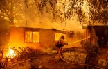 Des pompiers luttent contre l'incendie qui dévaste des habitations à Paradise, en Californie, le 10 novembre 2018.