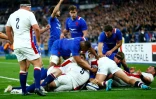 Le 3e ligne du XV de France François Cros (caché) marque un essai contre l'Angleterre, le 19 mars 2022 au Stade de France