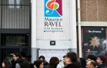 Des élèves se rassemblent devant le lycée Maurice-Ravel à Paris le 29 mars 2024