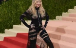 Madonna arrive au Costume Institute Benefit au Metropolitan Museum of Art, le 2 mai 2016 à New York