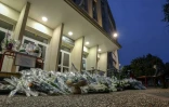 Des bouquets de fleurs déposés devant la cité scolaire Gambetta-Carnot à Arras, le 16 octobre 2023