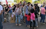 Manifestation devant la mairie du Tampon. Parents d\'élèves et enseignants veulent une tatie par classe