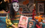 L'artiste mexicaine Zoila Muntane pose avec deux  Barbies ?Catrina? dans leur boite au Musée du Jouet ancien de Mexico, le 20 octobre 2020
