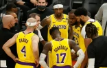 LeBron James (2e d) parle à ses coéquipiers durant un temps mort au cours du match 2 du 1er tour des playoffs contre les Phoenix Suns, le 25 mai 2021 à Phoenix