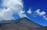 Italie : l'Etna continue de cracher un énorme panache de cendres et de gaz