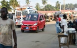 Un taxi solaire dans une rue de Jacqueville, le 17 août 2018 en Côte d'Ivoire