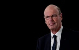 Le ministre de l'Economie, Eric Lombard, pose avant une interview au journal télévisé de TF1, à Boulogne-Billancourt, en banlieue parisienne, le 9 avril 2025