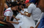Des opposants déposent leur signature pour demander un référedum le 24 juin 2016 devant le Conseil national électoral (CNE)à Caracas