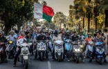 Des motocyclistes parcourent le centre-ville d'Antananarivo en scandant des slogans antigouvernementaux, le 12 octobre 2025 ( AFP / Luis TATO )