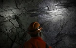 Le professeur de géologie de l'ETH Zurich, Domenico Giardini, examine la paroi intérieure du BedrettoLab, dans un tunnel de 5,2 km près de Bedretto, le 29 avril 2026 en Suisse