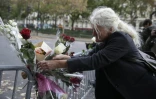 Des fleurs déposées le 14 novembre 2015 devant le Bataclan à Paris
