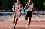 Sasha Zhoya (g) remporte le 110 m haies des championnats de France devant Aurel Manga (d), le 25 juin 2022 à Caen