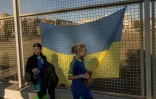 Des joueuses du Krystal Kherson à côté d'un drapeau ukrainien lors d'un tournoi à Mykolaïv le 10 novembre 2023