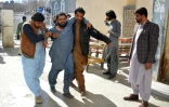 Une victime d'un attentat à la bombe est aidée pour entrer dans un hôpital de Quetta le 7 février 2024. Au moins 28 personnes ont été tuées mercredi dans deux attentats à la bombe distincts devant les bureaux des candidats aux élections dans le sud-ouest du Pakistan
