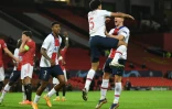 Marquinhos exulte, sous le regard de Presnel Kimpembe (#3) après avoir marqué le 2e but du PSG contre Manchester United à Old Trafford, le 2 décembre 2020