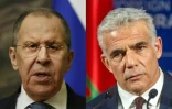Sergueï Lavrov (g) et Yaïr Lapid, ministres des Affaires étrangères respectivement de la Russie et d'Israël