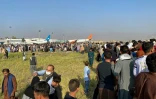 Des Afghans attendent à l'aéroport de Kaboul de pouvoir quitter la capitale, le 16 août 2021