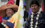Le chef de l'Etat bolivien Luis Arce (g) et l'ex-président Evo Morales lors d'une manifestation de soutien au gouvernement, à La Paz, le 29 novembre 2021
