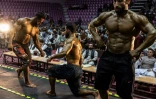 Des bodybuilders afghans participent au concours de Mr Afghanistan à Kaboul, le 10 juillet 2024