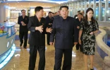 Photo non datée fournée le 9 juin 2018 par l'agence officielle nord-coréenne Kcna du leader Kim Jong Un accompagné par sa femme Ri Sol Ju (d) visitant un nouveau restaurant de fruits de mer à Pyongyang