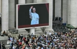Des fidèles rassemblés place Saint-Pierre au Vatican pendant la prière Regina Caeli du pape Léon XIV, le 11 mai 2025