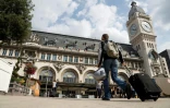Un homme arrive Ă la gare de Lyon, Ă Paris, le 22 juillet 2016