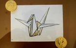Dessin d'une grue en origami, le logo du groupe japonais Nihon Hidankyo, photographié lors d'une conférence de presse le 9 décembre 2024 à Oslo