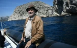L'archéologue Michel Olive près de la grotte Cosquer, au large de Marseille, le 27 avril 2022 

