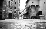 Le pont Vecchio sous les eaux dans Florence inondée le 4 novembre 1966