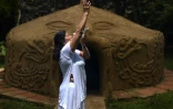Alizbeth Camacho (c) dirige un rituel préhispanique devant une hutte de sudation au centre holistique "Luz azul" ("Lumière bleue"), le 6 août 2022 à Tepoztlan, au Mexique