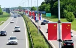 Un autoroute pavoisée de drapeaux chinois et serbes près de Belgrade avant la visite de Xi Jinping, le 6 mai 2024