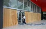 Des panneaux en bois installés devant les vitres d'une entreprise avant l'arrivée de l'ouragan Erick, le 18 juin 2025 à Acapulco, dans le sud du Mexique