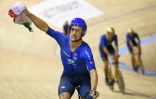 Liam Bertazzo célèbre la victoire de l'équipe italienne de poursuite en finale des Mondiaux de Roubaix, le 21 octobre 2021 