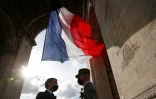 Le chef de l'Etat Emmanuel Macron s'entretient avec le général Francois Lecointre, chef d'état-major des Armées, sous l'Arc de Triomphe à Paris, lors de la cérémonie commémorant le 76ème anniversaire de la Victoire du 8 mai 1945
