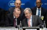 Le secrétaire général de l'ONU Antonio Guterres (d), le président turc Recep Tayyip Erdogan (g) et le ministre turc des Affaires étrangères Mevlut Cavusoglu (g, derrière) à l'ouverture du Forum sur les réfugiés, le 17 décembre 2019 à Genève