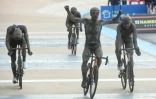 La joie de l'Italien Sonny Colbrelli, après avoir remporté Paris-Roubaix, le 3 octobre 2021, devant le Belge Florian Vermeersch et le Néerlandais Mathieu Van Der Poel