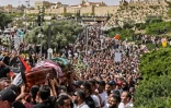 Un cortège conduit le cercueil de la journaliste palestinienne Shireen Abou Akleh au cimetière, à Jérusalem, le 13 mai 2022