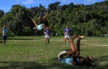 Des adolescents brésiliens pendant un cours de rugby dans le bidonville Morro do Castro à Rio de Janeiro le 1er septembre 2017