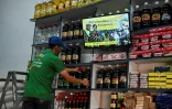 Une télévision diffuse le 29 août 2019 dans un magasin de Cali une vidéo dans laquelle des dissidents des Farc annoncent qu'ils reprennent les armes