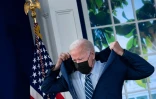 Le président américain Joe Biden remet sa veste après avoir reçu sa troisième dose de vaccin anti-Covid à la Maison Blanche, à Washington, le 27 septembre 2021