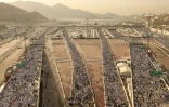 Vue aérienne de pèlerins musulmans arrivant pour le rituel symbolique de la "lapidation de Satan" lors du pèlerinage du hajj à Mina, près de La Mecque, le 16 juin 2024 en Arabie saoudite