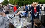 La présidente du Rassemblement national (RN) Marine Le Pen distribue des tracts pour la campagne des législatives, le 28 mai 2022 à Saint-Venant, dans le Pas-de-Calais