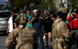 Un homme filme les forces de l'ordre à Chicago, le 4 octobre 2025