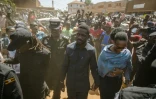 L'opposant Bobi Wine (c), candidat du Parti de l'unité nationale (NUP) à l'élection présidentielle, et son épouse Barbara Kyagulanyi (d) arrivent à Kampala pour voter lors des élections générales, le 15 janvier 2026