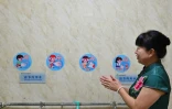 La directrice Li Xiuling montre les toilettes autrefois utilisées par les enfants dans une garderie devenue un centre de loisirs pour retraités, le 1er juillet 2024 à Taiyuan, dans le nord de la Chine